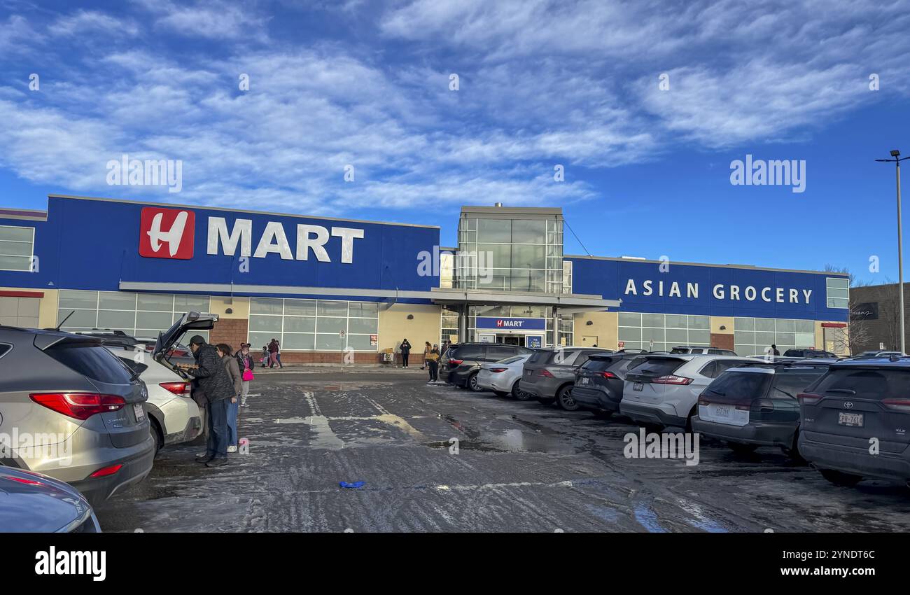 Calgary, Alberta, Canada. 14 dicembre 2023. Cartello H Mart. Una catena americana di supermercati asiatici gestita dal gruppo Hanahreum Foto Stock