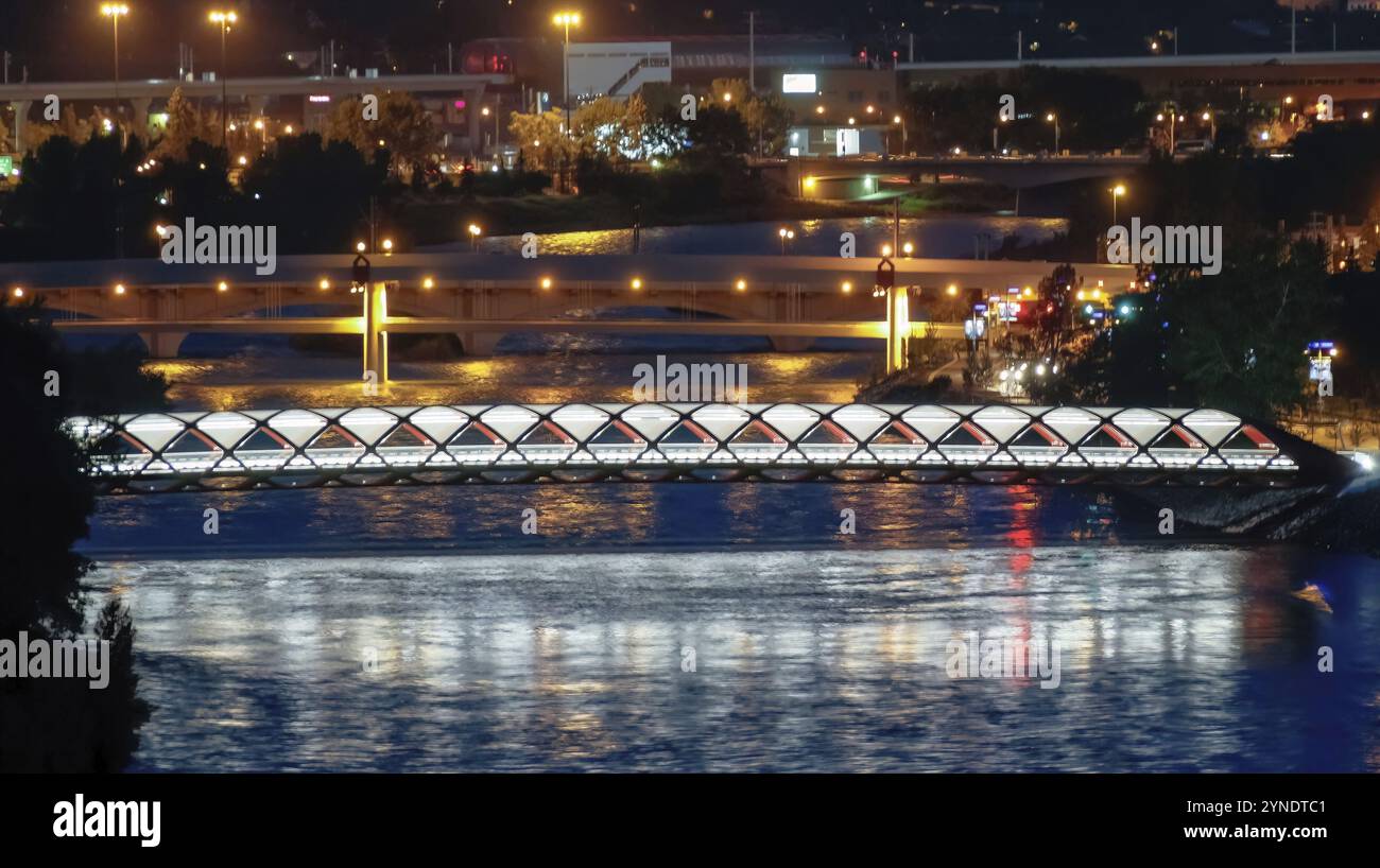 Calgary, Alberta, Canada. 19 gennaio 2024. In una splendida serata, il Peace Bridge trasuda il suo fascino estetico. Moderno ponte pedonale e ciclabile Foto Stock
