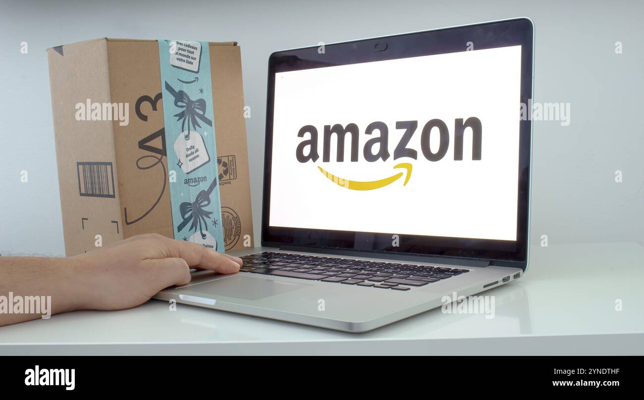 Calgary, Alberta. Canada 11 dicembre 2019: La mano di una persona utilizza un computer Apple su amazon. La lotta di Amazon con il presidente degli Stati Uniti riguarda molto più di $ Foto Stock