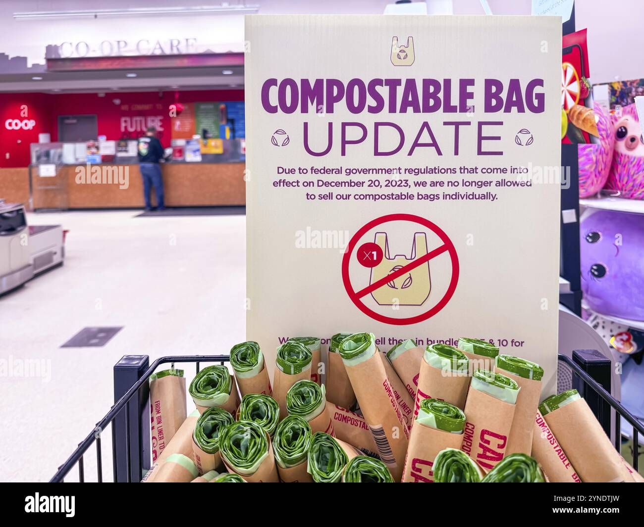 Calgary, Alberta, Canada. 8 febbraio 2024. Un segnale orizzontale a un COOP sul fatto che non è consentito vendere i nostri sacchetti compostabili singolarmente Foto Stock