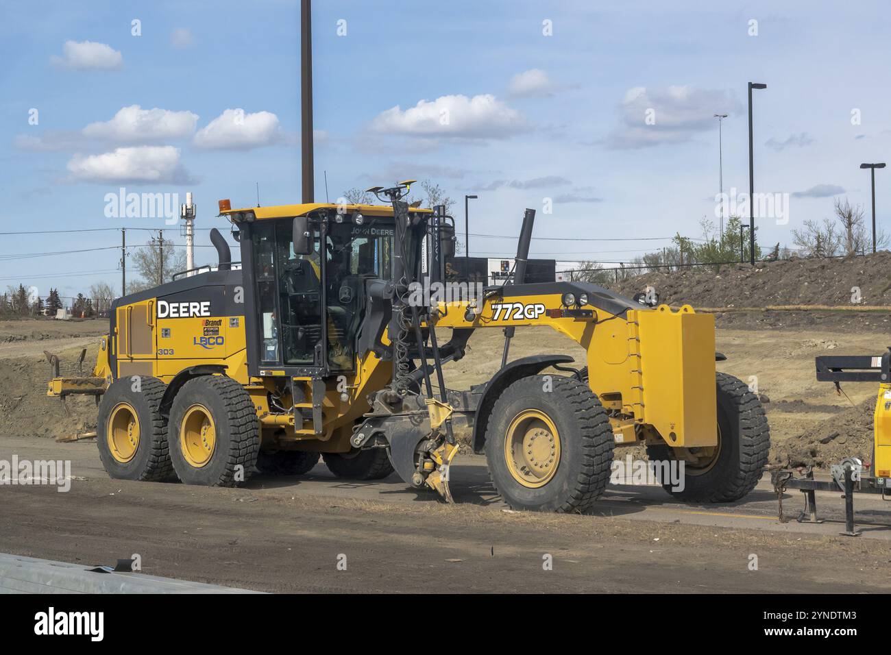 Calgary, Alberta, Canada. 7 maggio 2023. Un motorgrader 772 GP in cantiere Foto Stock