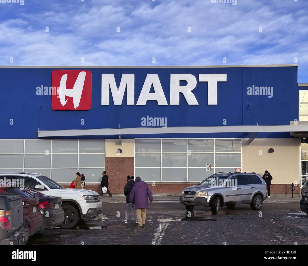 Calgary, Alberta, Canada. 14 dicembre 2023. Vicino al cartello H Mart. Una catena americana di supermercati asiatici gestita dal gruppo Hanahreum Foto Stock