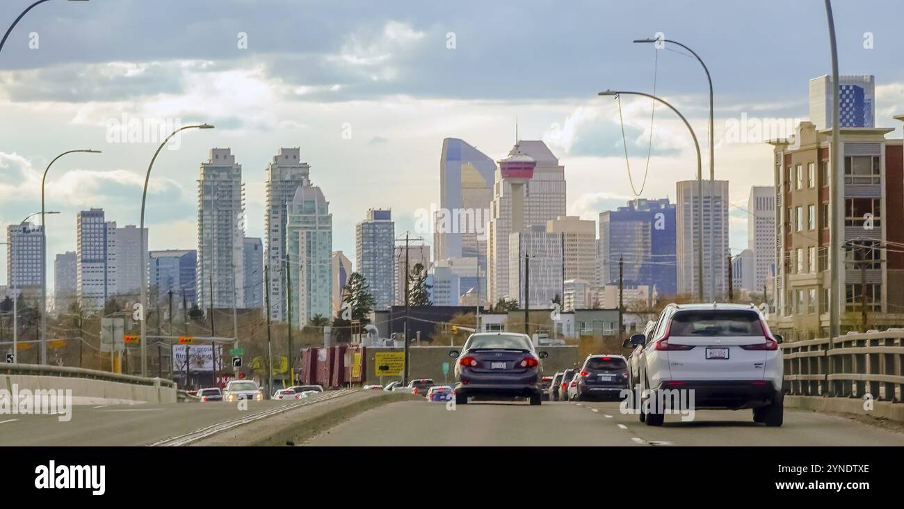 Calgary, Alberta, Canada. 14 maggio 2024. Una trafficata strada piena di veicoli lungo il tragitto per il centro di Calgary Foto Stock