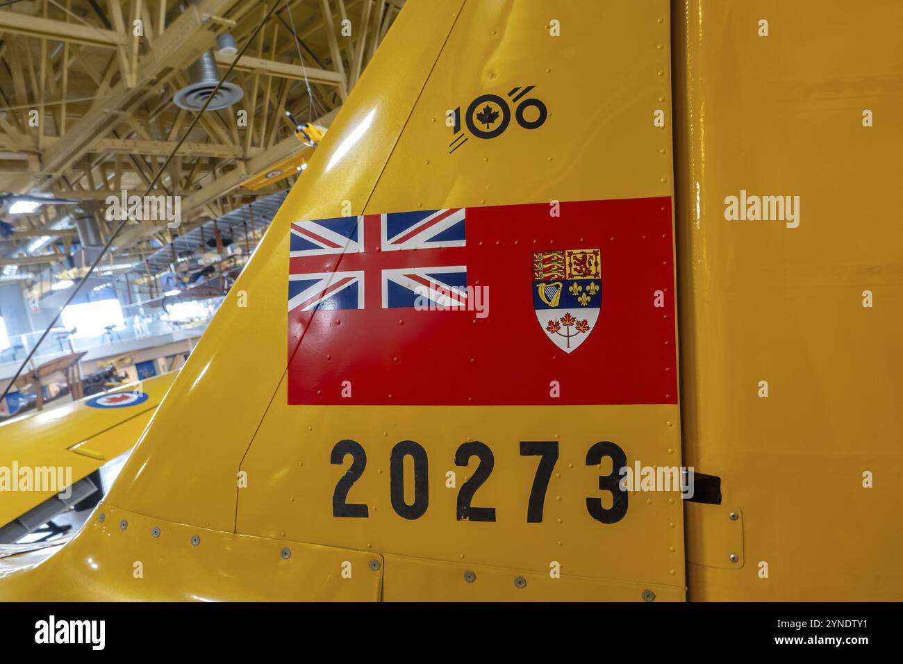 Calgary, Alberta, Canada. 5 agosto 2024. La coda di un aereo giallo con la prima bandiera canadese. Registrato come un manufatto storico, il Canada's Rich A. Foto Stock