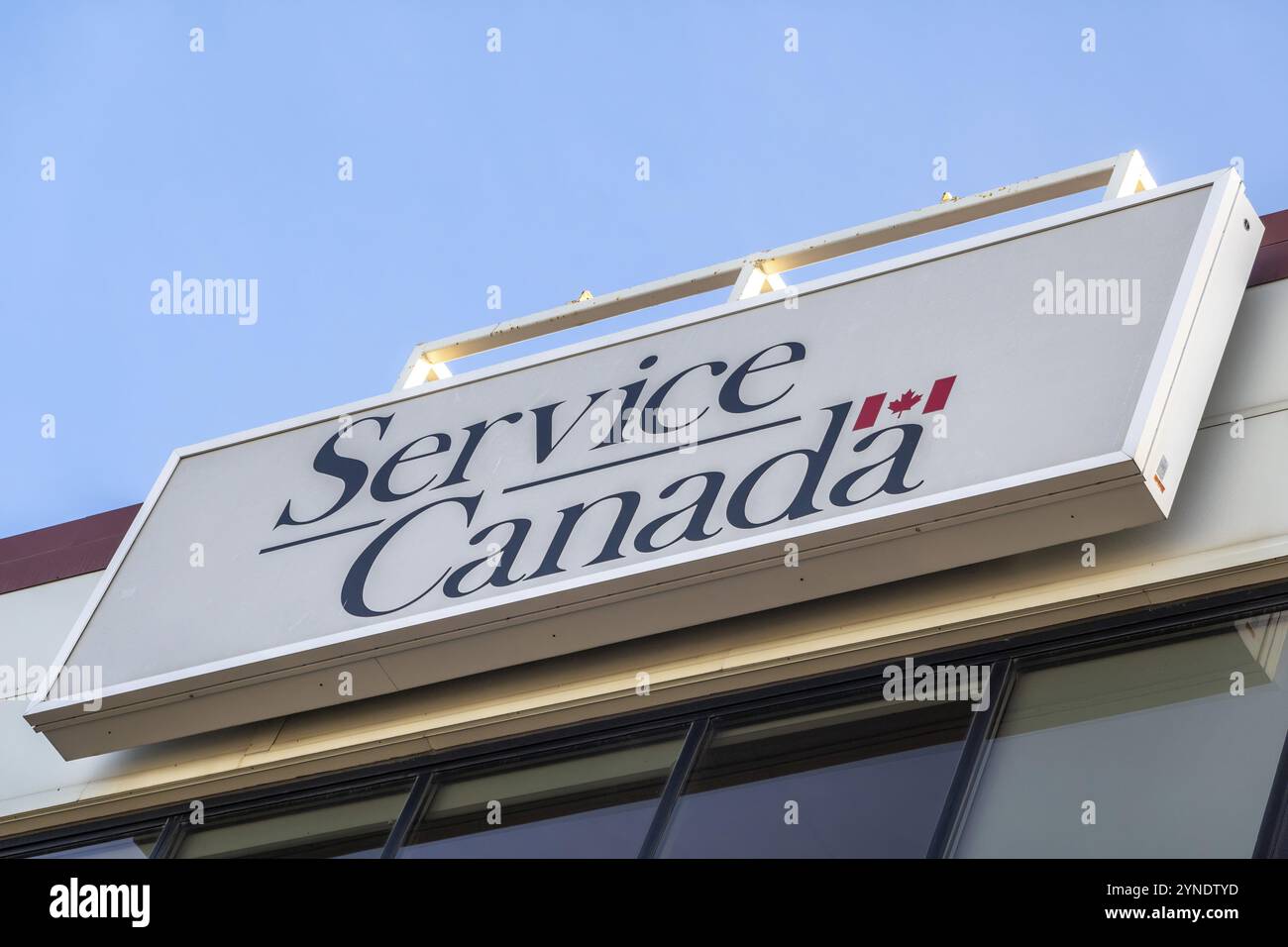 Calgary, Alberta, Canada. 2 gennaio 2023. Primo piano di un cartello Service Canada Foto Stock