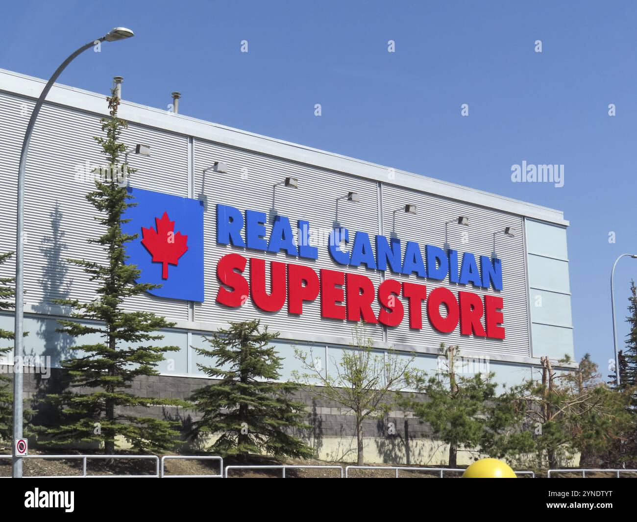 Calgary, Alberta, Canada. 12 maggio 2023. Un cartello ravvicinato del supermercato del Real Canadian Superstore Foto Stock