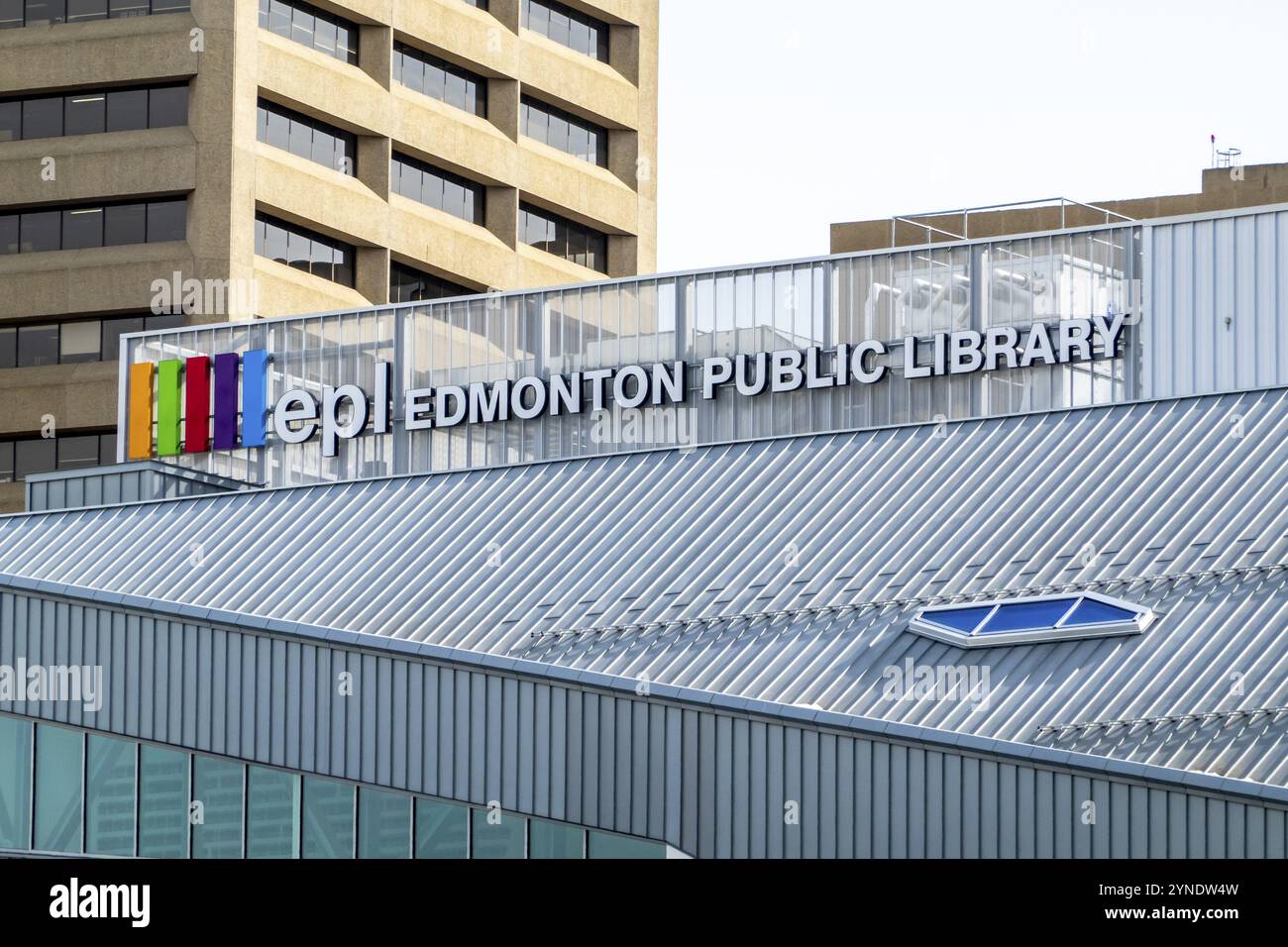 Edmonton, Alberta, Canada. 30 marzo 2023. Un cartello in cima alla Edmonton Public Library, il più grande finanziatore di informazioni e intrattenimento a Edmonton dow Foto Stock