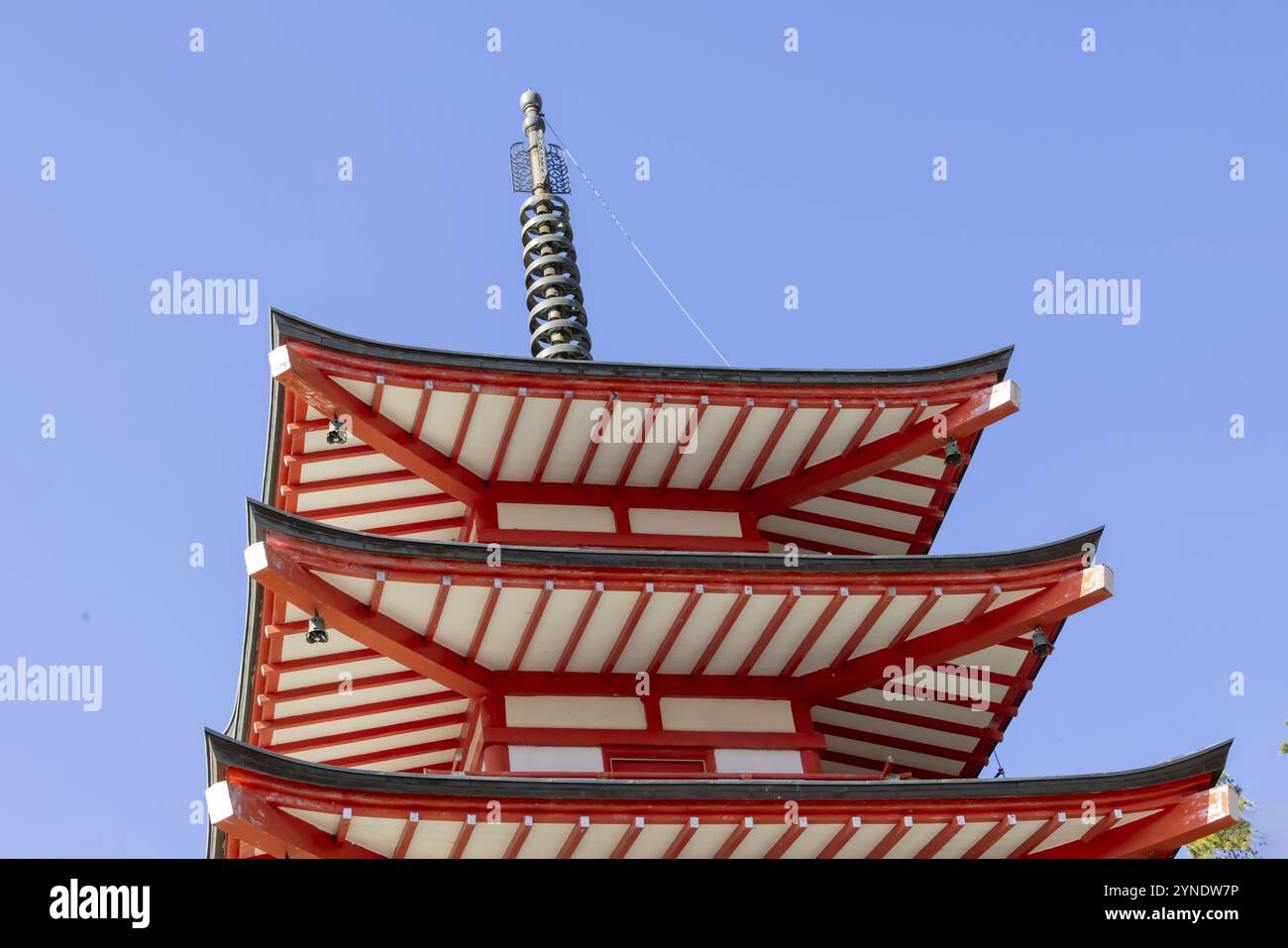 Una pagoda rossa a cinque piani all'Arakurayama Sengen Park da Fujiyoshida, prefettura di Yamanashi, Giappone, Asia Foto Stock