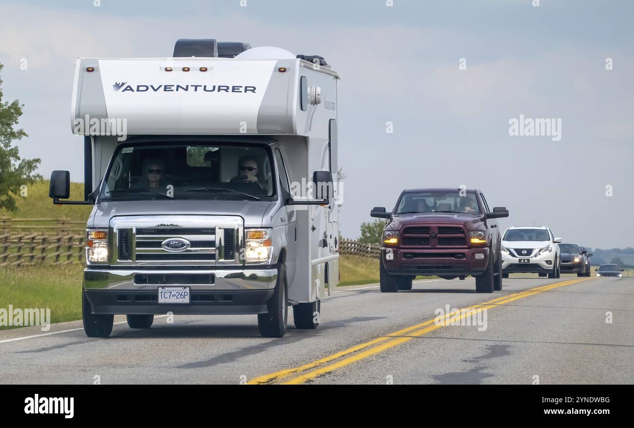 Calgary, Alberta, Canada. 5 agosto 2023. Un camper in un'autostrada affollata durante un lungo fine settimana con molto traffico Foto Stock
