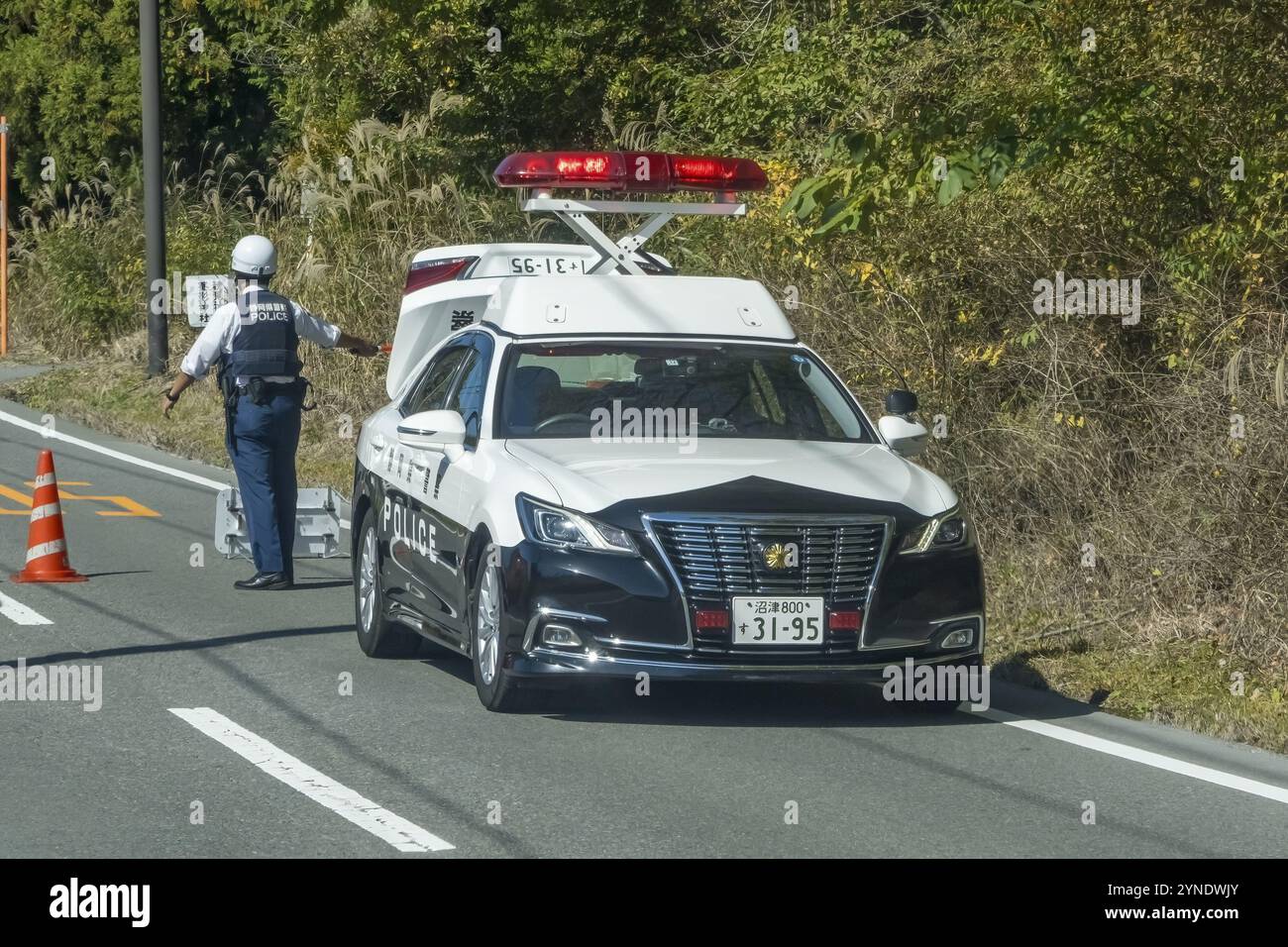 Yamanakako, prefettura di Yamanashi, Giappone. 5 novembre 2023. Un'auto della polizia di emergenza e un agente su un'autostrada durante un'emergenza Foto Stock