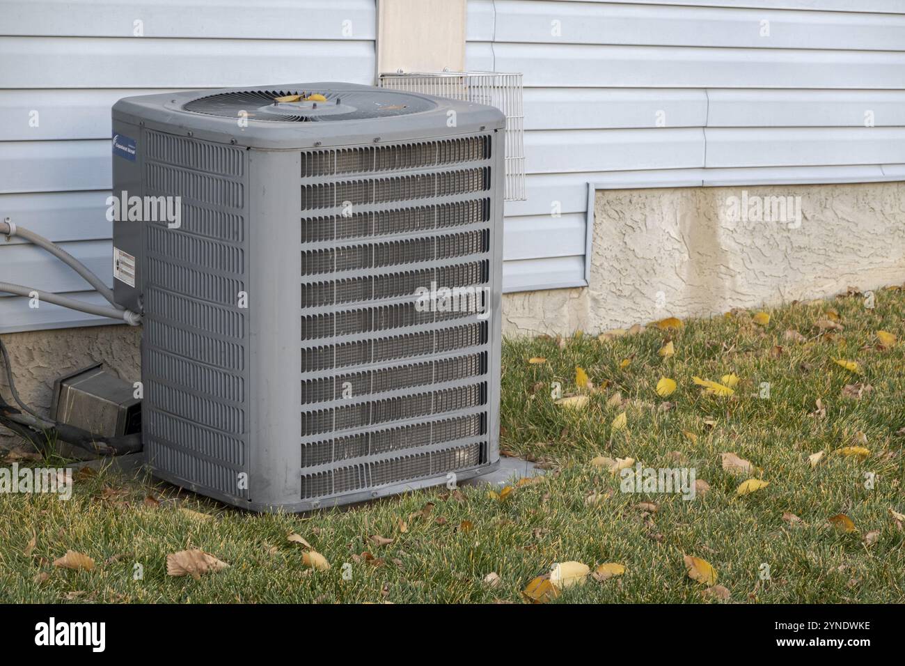 Calgary, Alberta, Canada. 10 ottobre 2023. Unità compressore climatizzatore. Componente essenziale per i sistemi di raffreddamento durante l'estate Foto Stock