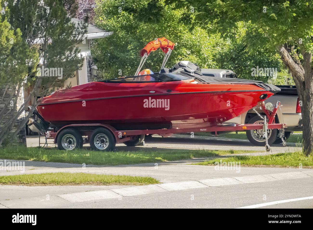 Calgary, Alberta, Canada. 28 luglio 2023. Un'imbarcazione Crownline 202 LP parcheggiata tipicamente usata per crociere giornaliere e sport acquatici Foto Stock