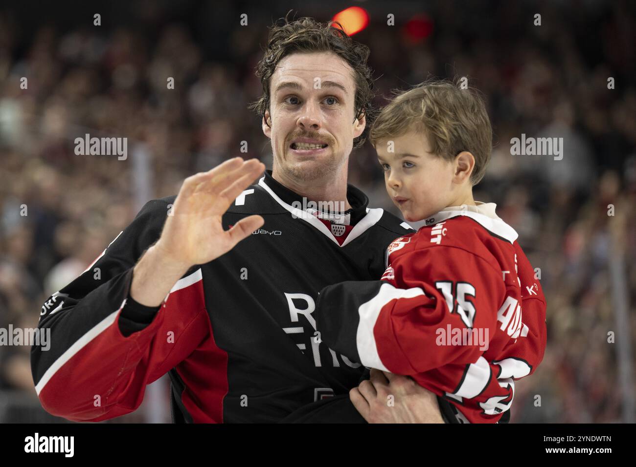 Laura Dick Cologne, LanxessArena, Renania settentrionale-Vestfalia, Louis- Marc Aubry (squali di Colonia, n. 15), PENNY DEL, Cologne Sharks-Duesseldorfer EG su 24/11 Foto Stock