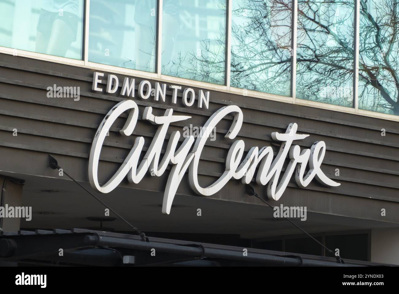 Edmonton, Alberta, Canada. 3 aprile 2023. Un cartello d'ingresso al centro di Edmonton. Un complesso di negozi e servizi, con un'area ristoro per cene informali Foto Stock