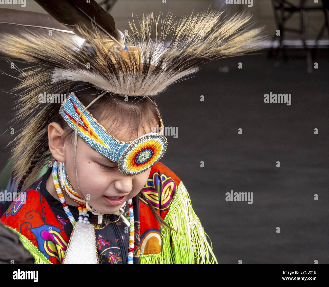 Calgary, Alberta, Canada. 27 giugno 2023. Un bicchierino medio di un talento indigeno per bambini che indossa abiti tradizionali gialli durante l'evento pubblico Foto Stock
