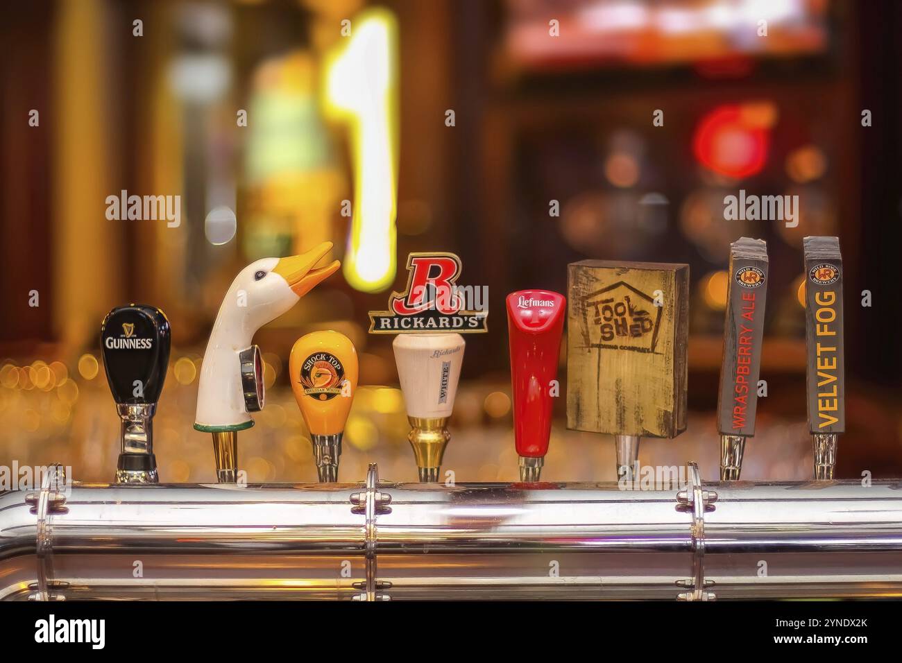 Calgary, Alberta, Canada. 10 gennaio 2024. Distributori internazionali e locali di spillatura o birra alla spina presso un bar locale Foto Stock