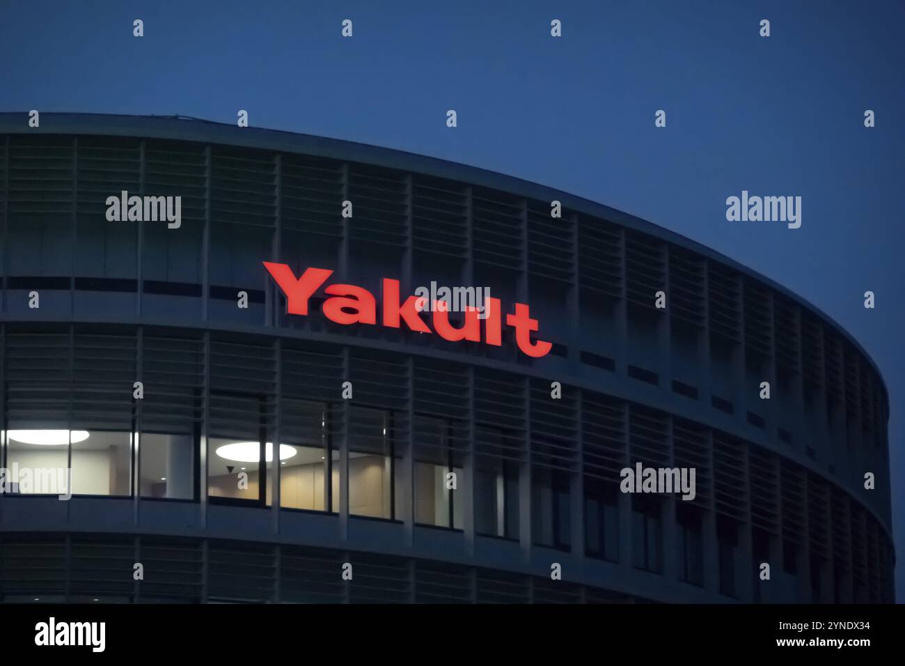 Prefettura di Tokio, Giappone. 3 novembre 2023. Un cartello Yakult. Una bevanda giapponese a base di latte probiotico zuccherato fermentato con il ceppo batterico Lactica Foto Stock