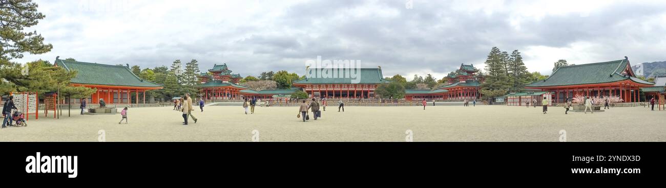 Sakyo ku, Kyoto, Giappone. 20 aprile 2014. Una vista panoramica del Santuario Heian-jingu, un santuario shintoista. Un'importante proprietà culturale del Giappone Foto Stock