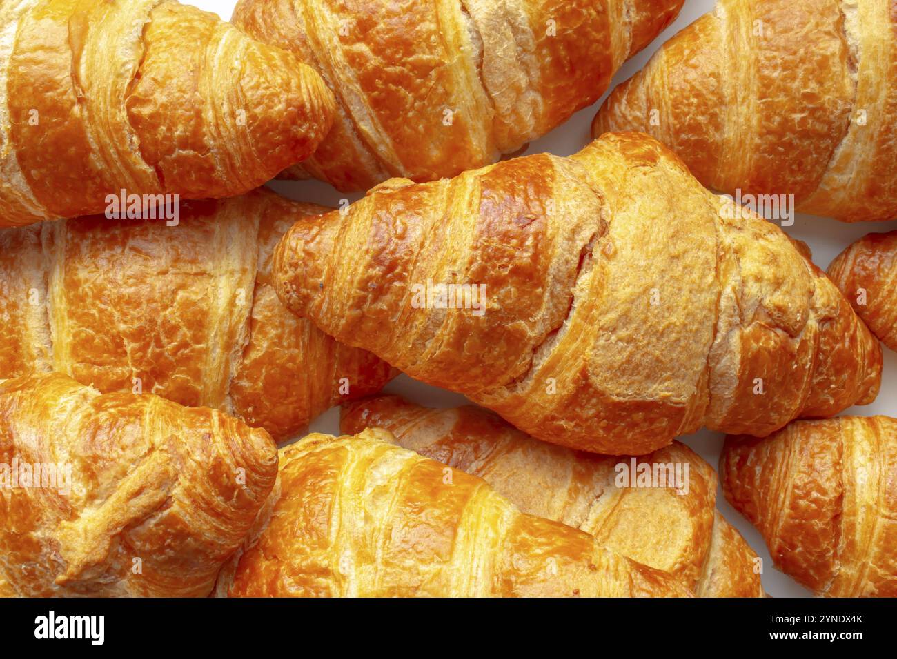 Diversi croissant, a mezzaluna e, come altre viennoiserie, sono fatti di un impasto lievitato a strati Foto Stock