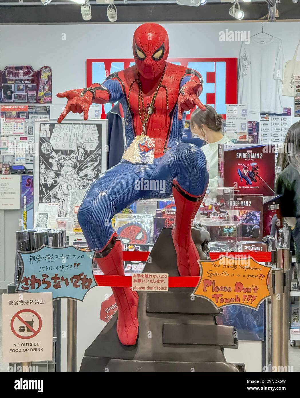 Kita Ward, Osaka, Giappone. 24 dicembre 2023. Spider Man, un modellino a misura d'uomo, tratto da un personaggio fumettistico del centro commerciale HEP FIVE Foto Stock