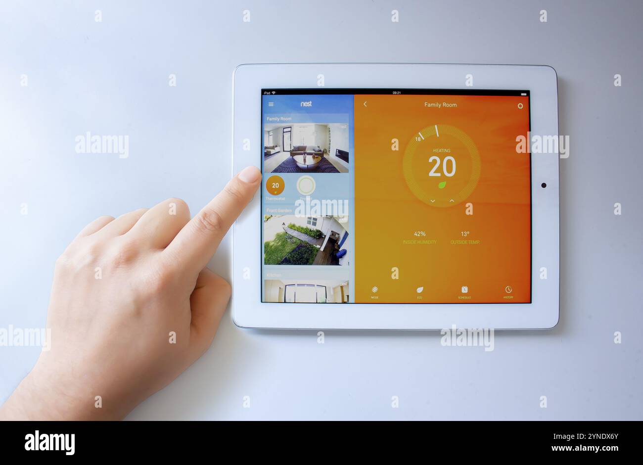 Calgary, Alberta. Canada 16 Dic 2019. Una persona che utilizza il nido di google app su un iPad. Nido di Google il rilascio di un nuovo aggiornamento del suo smart app su iPad. Il Foto Stock
