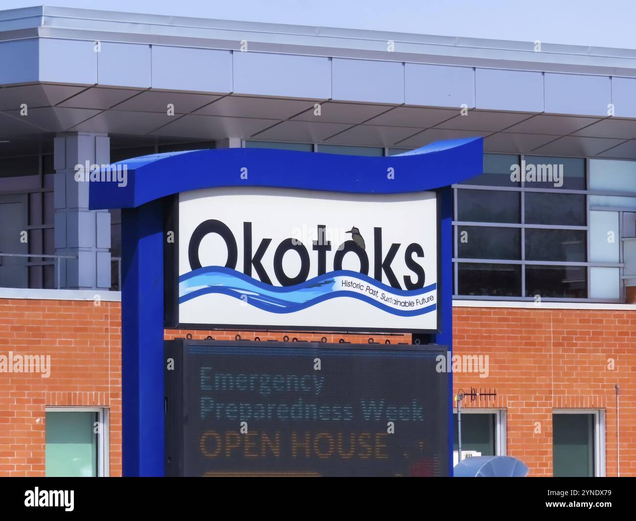 Calgary, Alberta, Canada. 7 maggio 2023. Una città di Okotoks con l'insegna della città in Alberta, Canada, Nord America Foto Stock