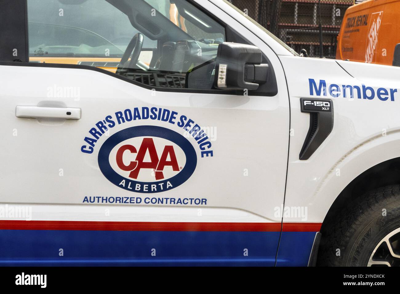 Calgary, Alberta, Canada. 26 aprile 2023. Un camion CAA, con il testo: CARR? S ASSISTENZA STRADALE, APPALTATORE AUTORIZZATO Foto Stock