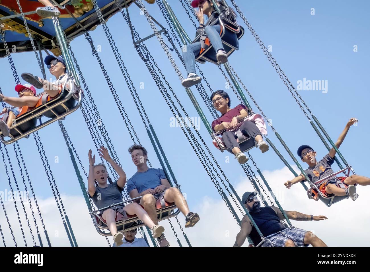 Calgary, Alberta, Canada. 1 agosto 2023. Un giro in altalena che si solleva in alto e si inclina mentre la gente va in giro al Calaway Park Foto Stock