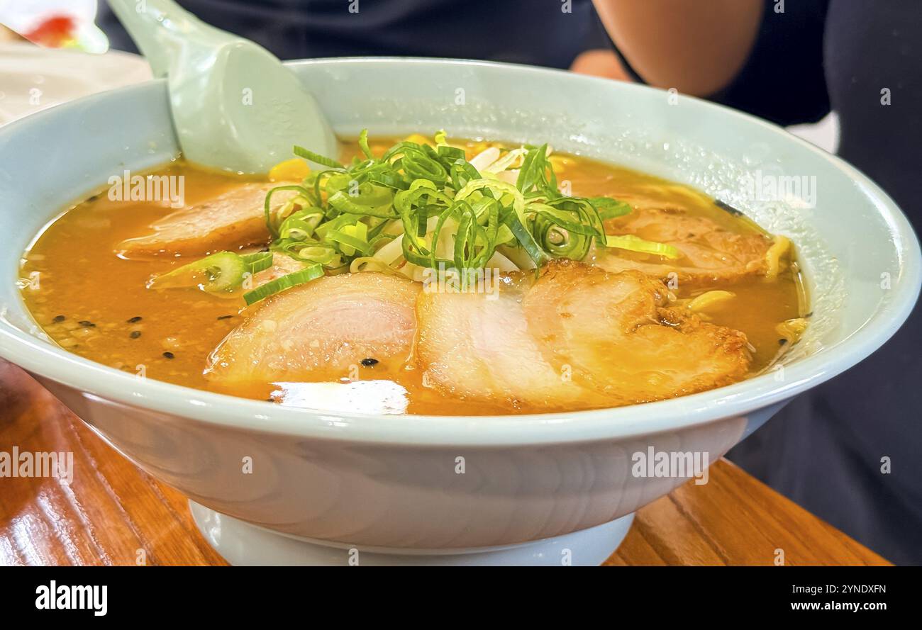 Un ramen Tonkotsu un delizioso brodo di maiale cremoso, tradizionalmente servito con lunghi spaghetti sottili e condito con una varietà di ingredienti Foto Stock