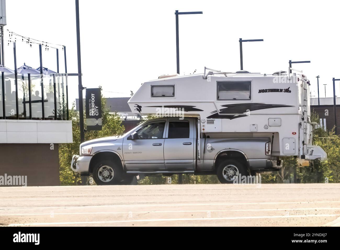Calgary, Alberta, Canada. 7 agosto 2023. Un pick-up con un camper per per camion lungo il percorso per il campeggio durante l'estate Foto Stock