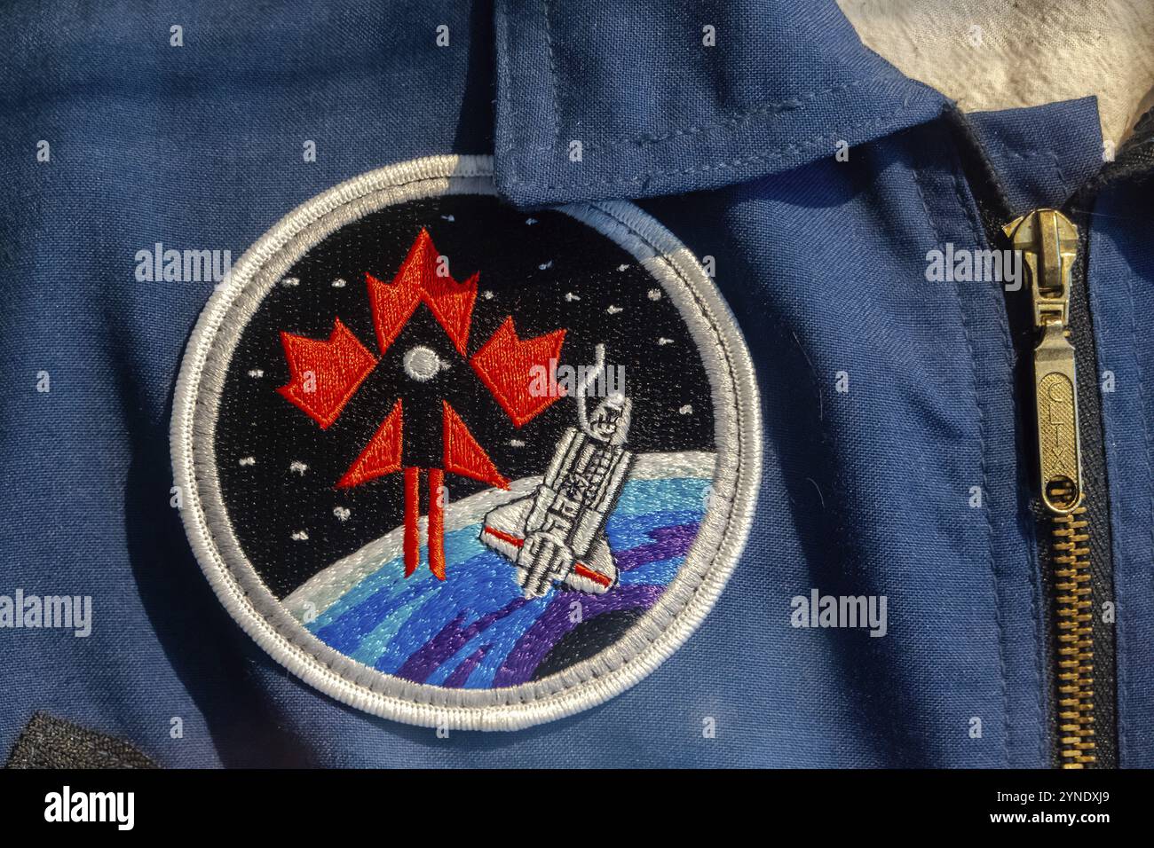 Calgary, Alberta, Canada. 2 agosto 2024. Toppa canadese ricamata con foglia d'acero rosso e razzo stilizzato che sale verso una mezzaluna Foto Stock