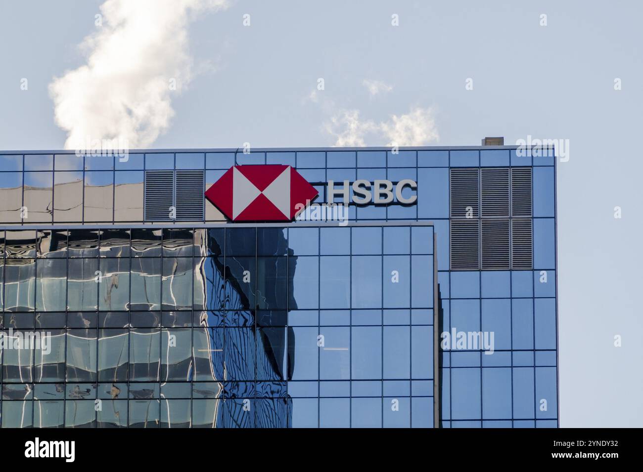 Edmonton, Alberta, Canada. 3 aprile 2023. Un cartello HSBC sulla parte superiore di un edificio. Una banca universale multinazionale britannica e una società di servizi finanziari Foto Stock