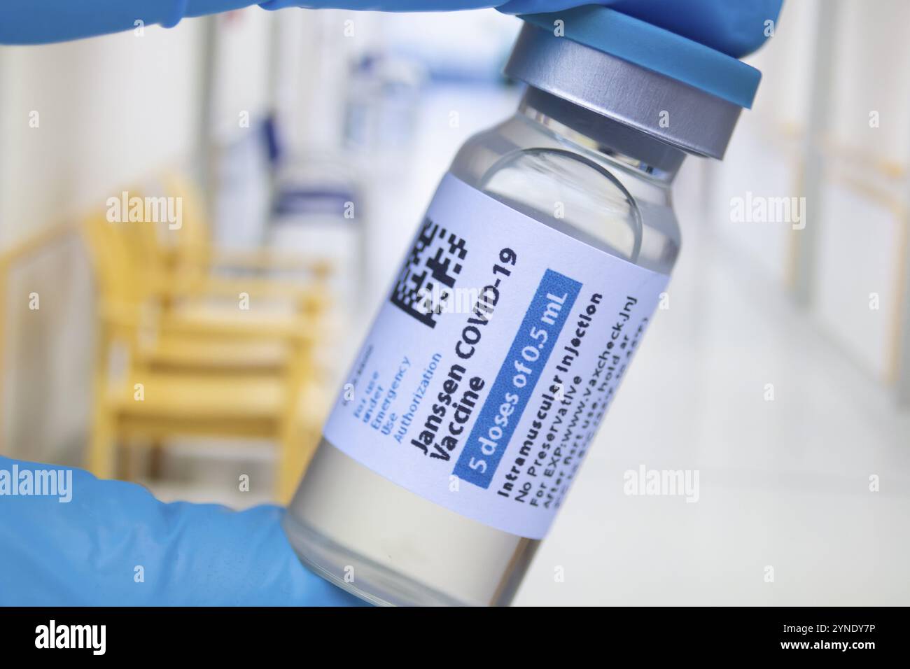 Calgary, Alberta. Canada. 15 marzo 2021. Un'azienda sanitaria con un vaccino Janssen Covid-19 Foto Stock