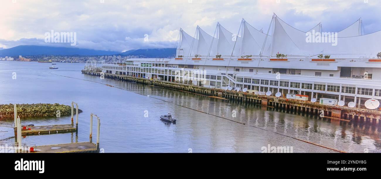 Vancouver, British Columbia, Canada. 5 maggio 2024. L'edificio Canada Place a Vancouver in un pomeriggio nuvoloso Foto Stock