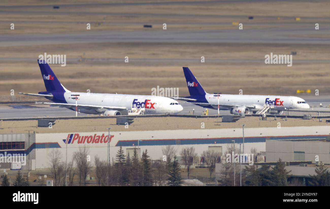 Calgary, Alberta, Canada. 17 marzo 2024. Un paio di aerei FedEx all'aeroporto di Calgary Foto Stock