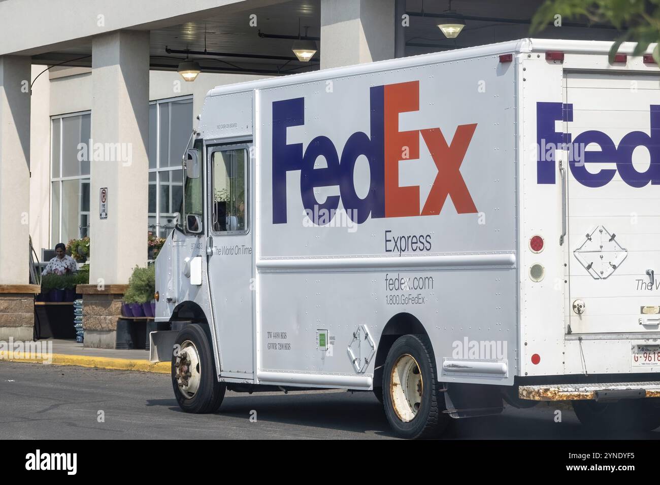 Calgary, Alberta, Canada. 27 giugno 2023. Vicino a un veicolo per consegne Fedex Foto Stock
