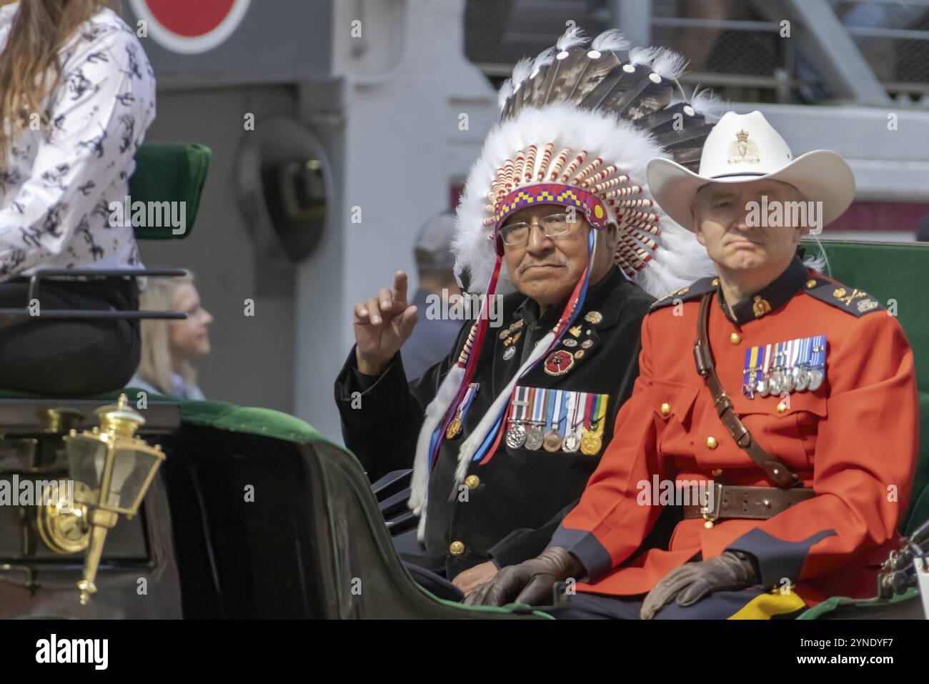 Calgary, Alberta, Canada. 7 luglio 2023. Una First Nation e un membro della Royal Canadian Mounted Police in una parata pubblica Foto Stock