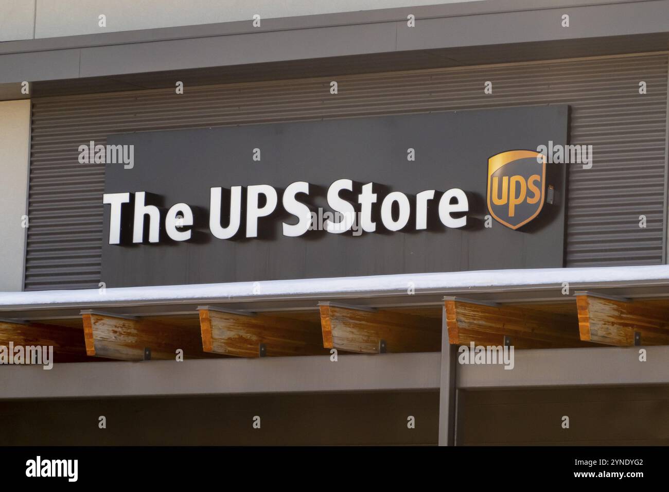 Calgary, Alberta, Canada. 7 aprile 2023. Un cartello con la filiale del punto vendita UPS Foto Stock