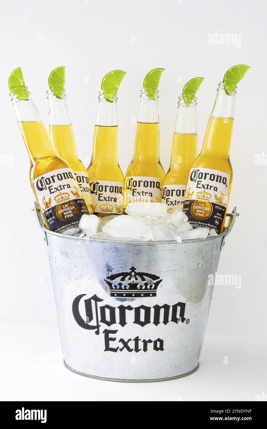 Calgary, Alberta, Canada. 07 giugno 2020. Un secchio di bottiglie di birra Corona con ghiaccio e lime Foto Stock