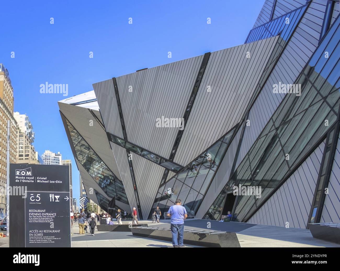 Toronto, Ontario, Canada. 10 agosto 2011. Il Royal Ontario Museum, museo d'arte, cultura mondiale e storia naturale di Toronto Foto Stock