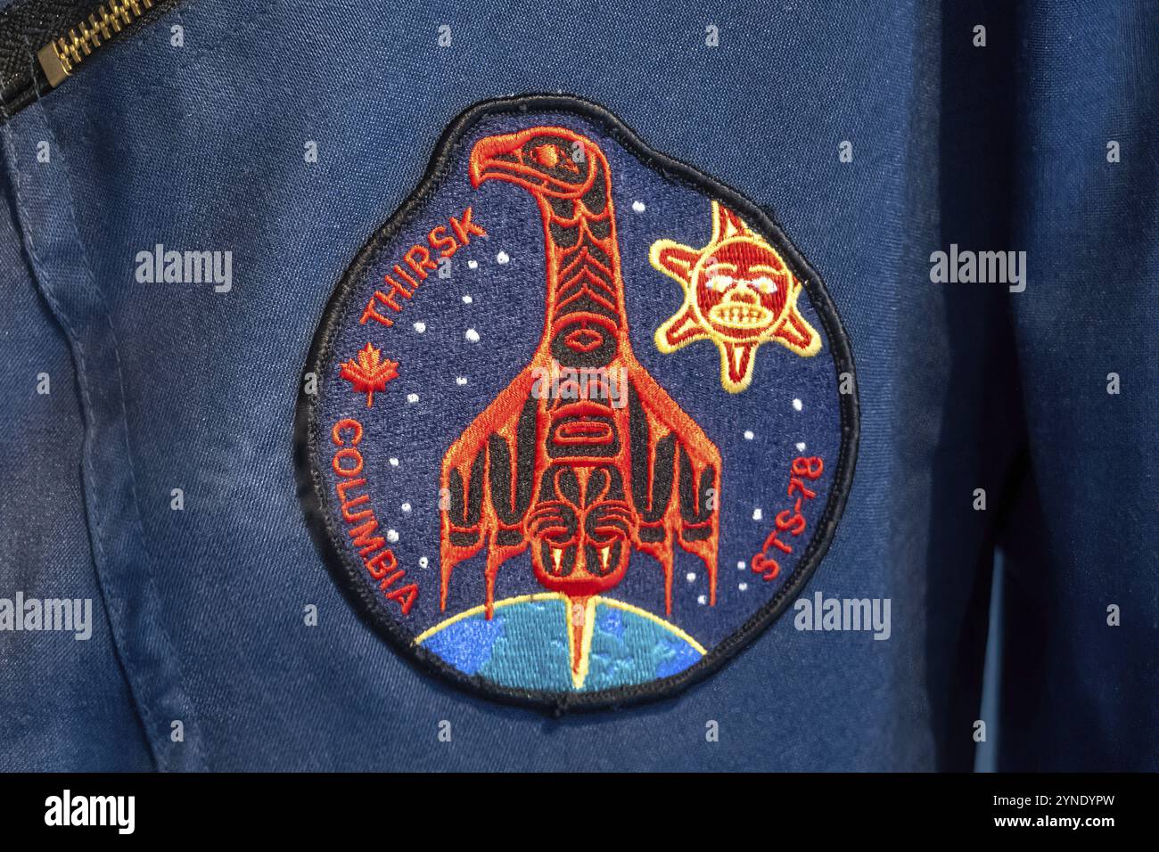 Calgary, Alberta, Canada. 2 agosto 2024. Lo stemma della Canadian Space Agency (CSA) È Una patch circolare ricamata su un capo blu, che presenta l'arte e la m Foto Stock