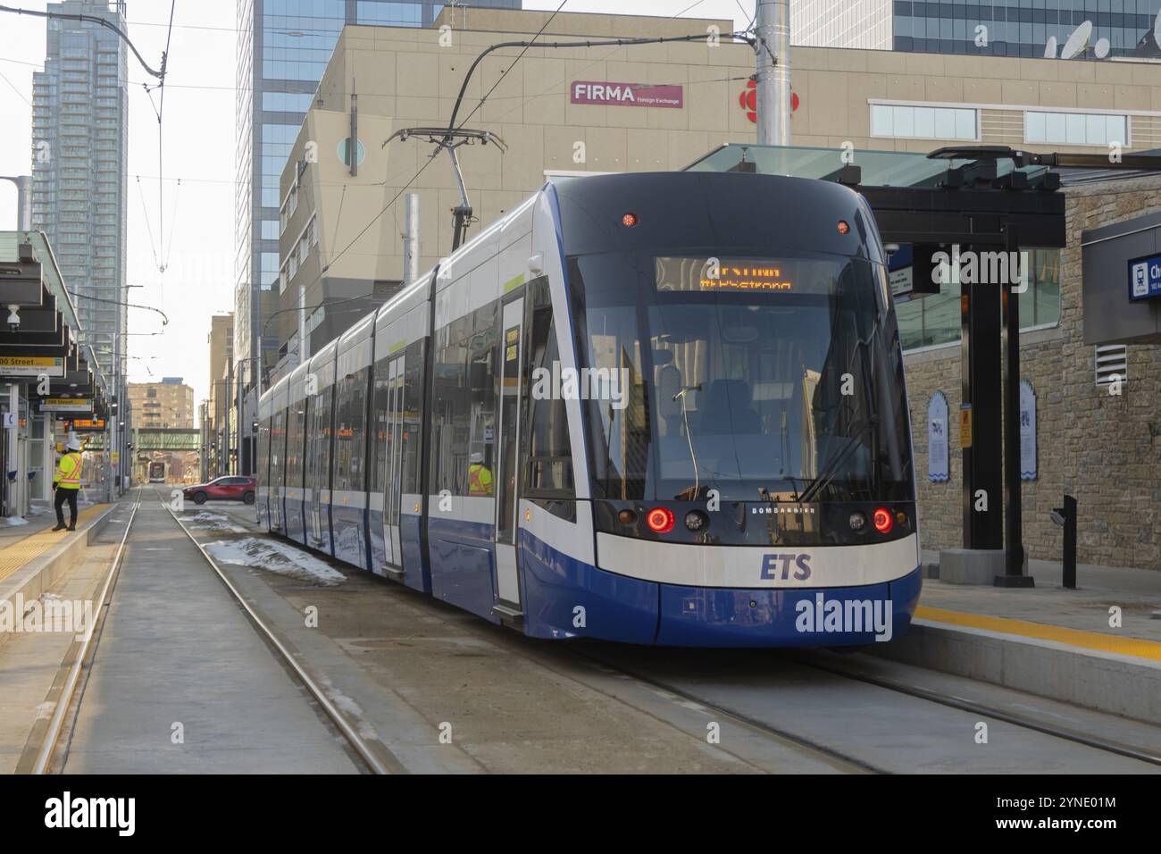 Edmonton, Alberta, Canada. 4 aprile 2023. Treno leggero Edmonton Transit Service Rail nel centro di Edmonton Foto Stock