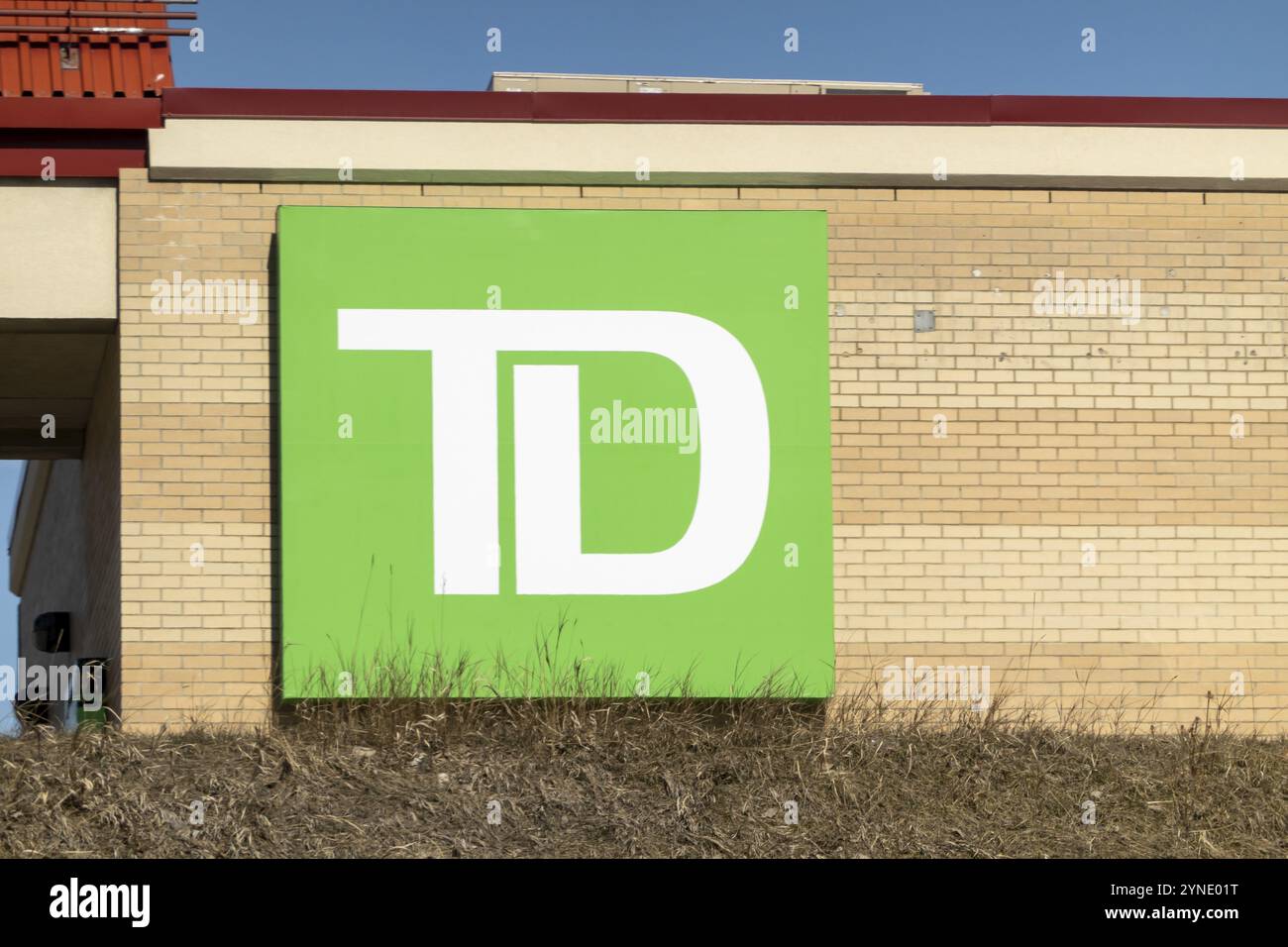 Calgary, Alberta, Canada. 7 aprile 2023. Primo piano di un cartello TD Bank Foto Stock