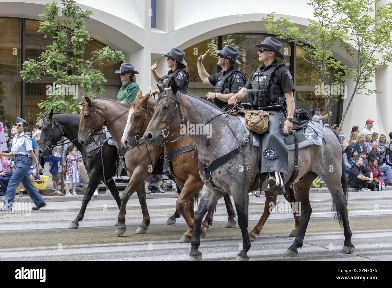 Calgary, Alberta, Canada. 7 luglio 2023. Un paio di agenti di polizia che cavalcano a cavallo in una sfilata pubblica Foto Stock