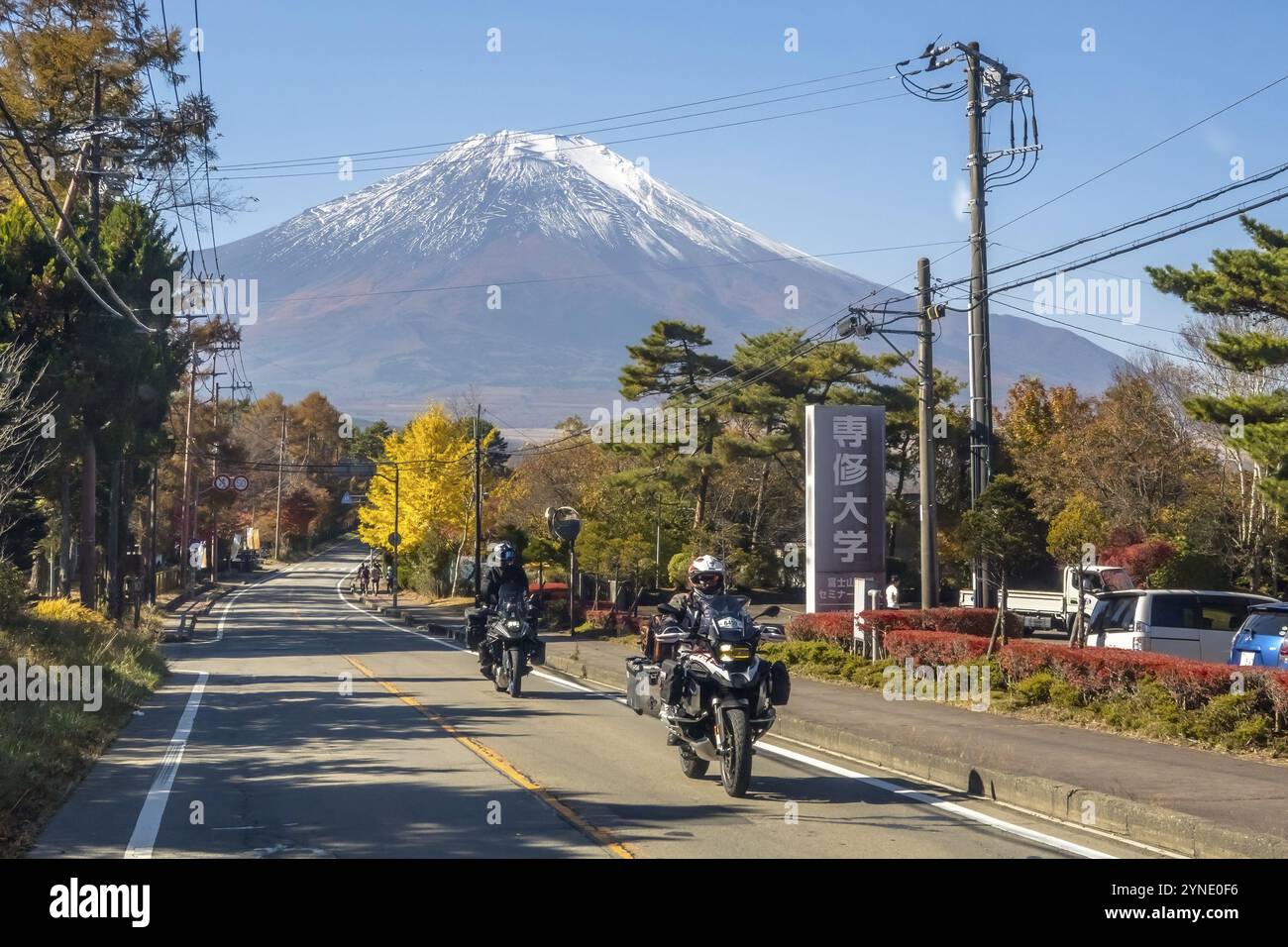 Yamanakako, prefettura di Yamanashi, Giappone. 5 novembre 2023. Una coppia di motociclisti, si affaccia sulla splendida vista del Monte Fuji durante la stagione autunnale Foto Stock