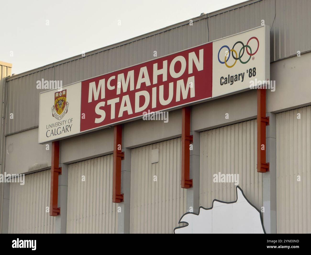 Calgary, Alberta, Canada. 21 luglio 2024. Vicino a un cartello del McMahon Stadium, una squadra di football canadese di Calgary, di proprietà dell'Università di Calgary Foto Stock
