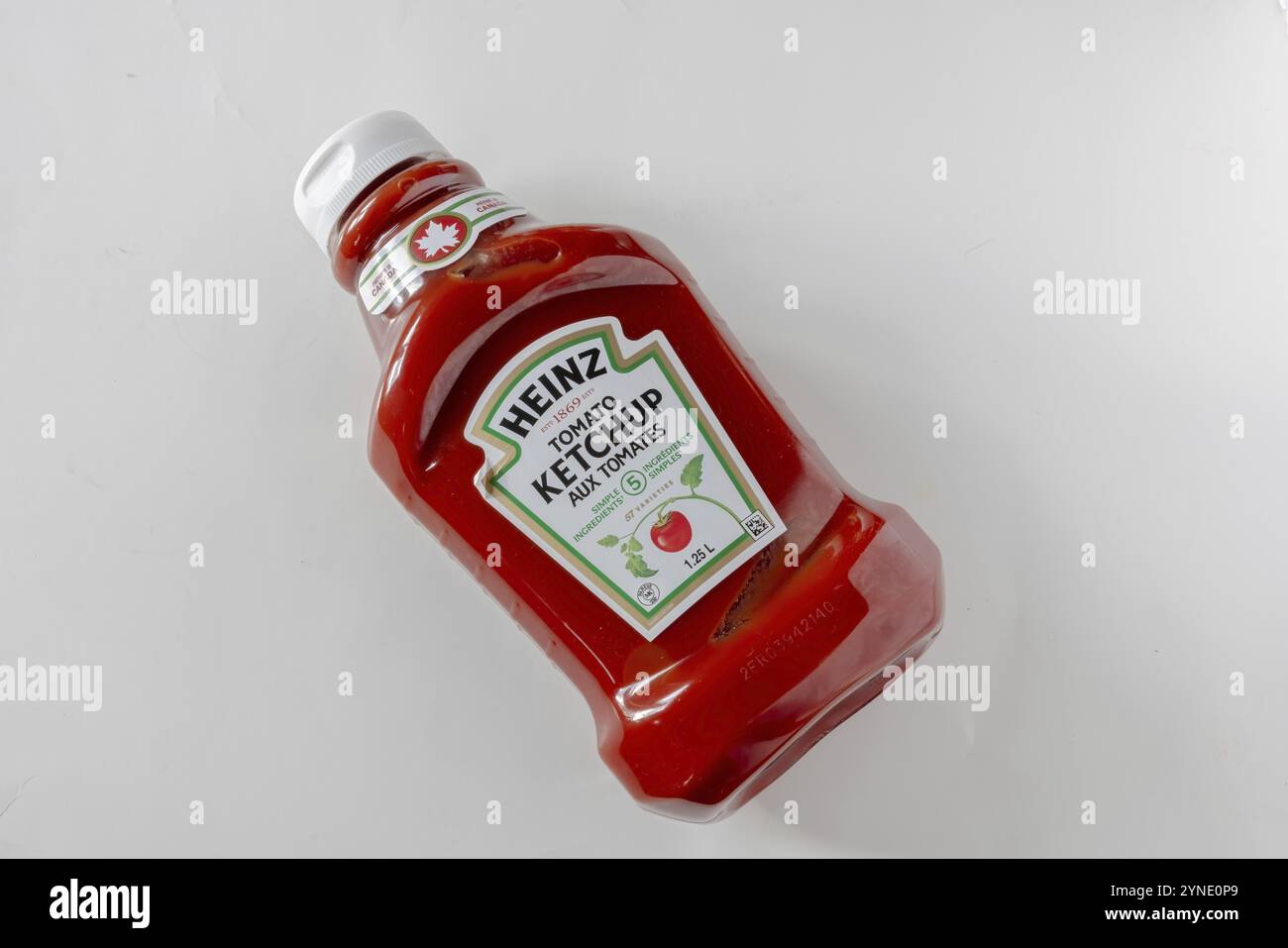 Calgary, Alberta, Canada. 16 maggio 2024. Una bottiglia di ketchup di pomodoro heinz Foto Stock
