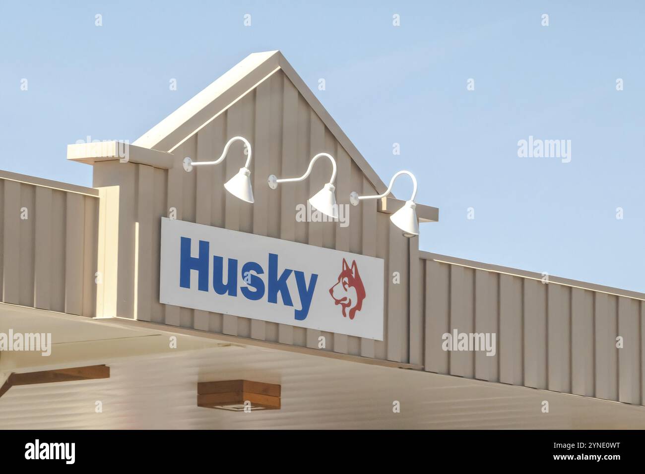 Cochrane, Alberta, Canada. 13 agosto 2023. Un cartello del distributore di benzina husky durante il giorno Foto Stock