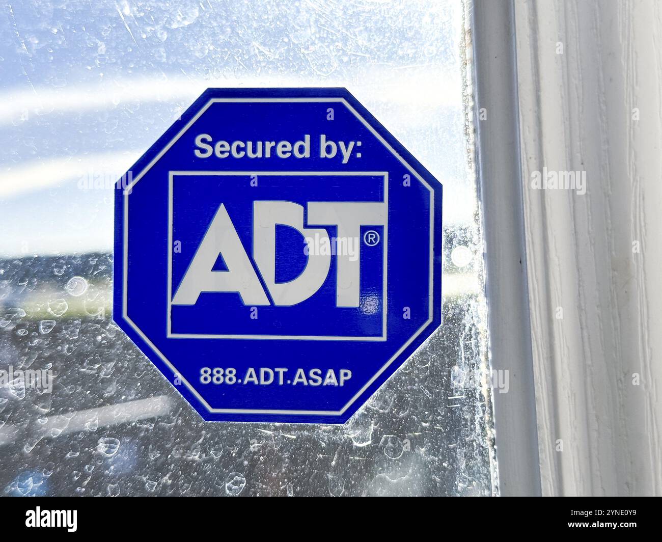 Calgary, Alberta, Canada. 15 ottobre 2023. Un segnale di sicurezza ADT su una finestra Foto Stock