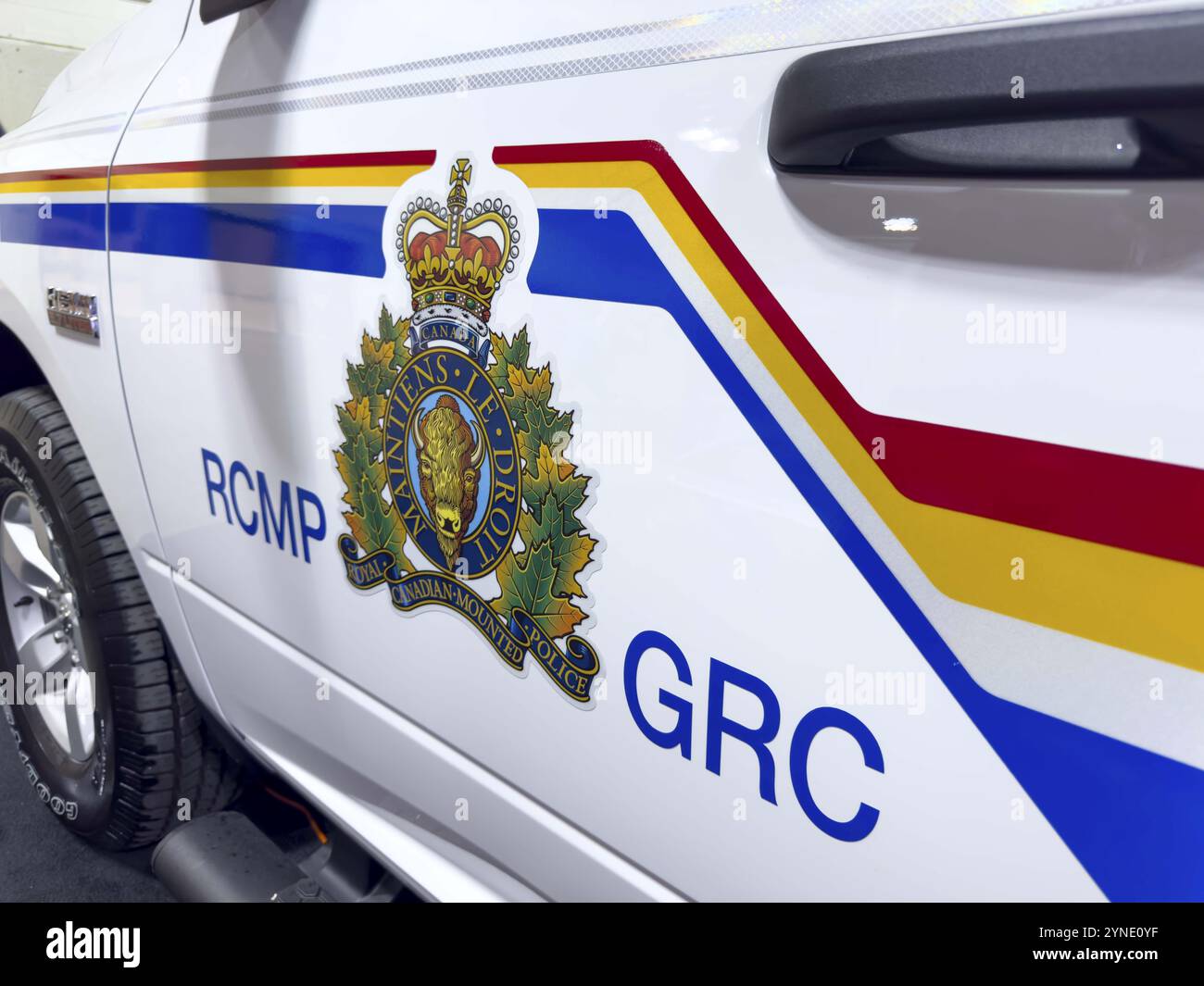 Calgary, Alberta, Canada. 14 luglio 2024. Un primo piano della portiera lato conducente di un veicolo della polizia contrassegnato da RCMP bianco. Il badge RCMP e. Foto Stock